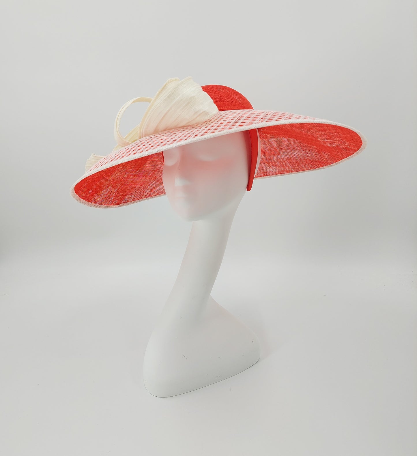 Hat Haven Millinery - An Official Milliner of the Kentucky Derby Museum. Hand made Kentucky Derby Hats & Fascinators. Visit of pop up shop at the Hyatt Regency during Derby week.