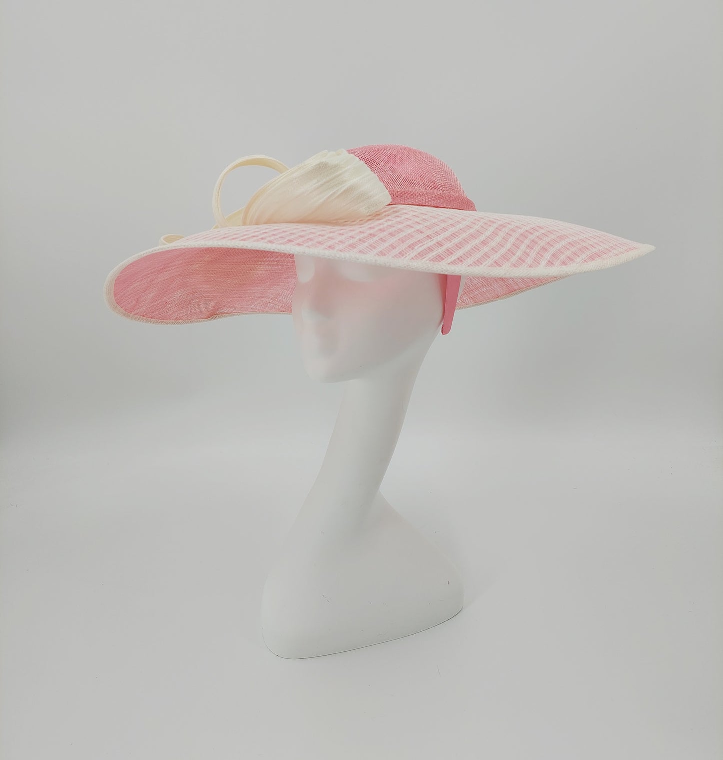 Hat Haven Millinery - An Official Milliner of the Kentucky Derby Museum. Hand made Kentucky Derby Hats & Fascinators. Visit of pop up shop at the Hyatt Regency during Derby week.