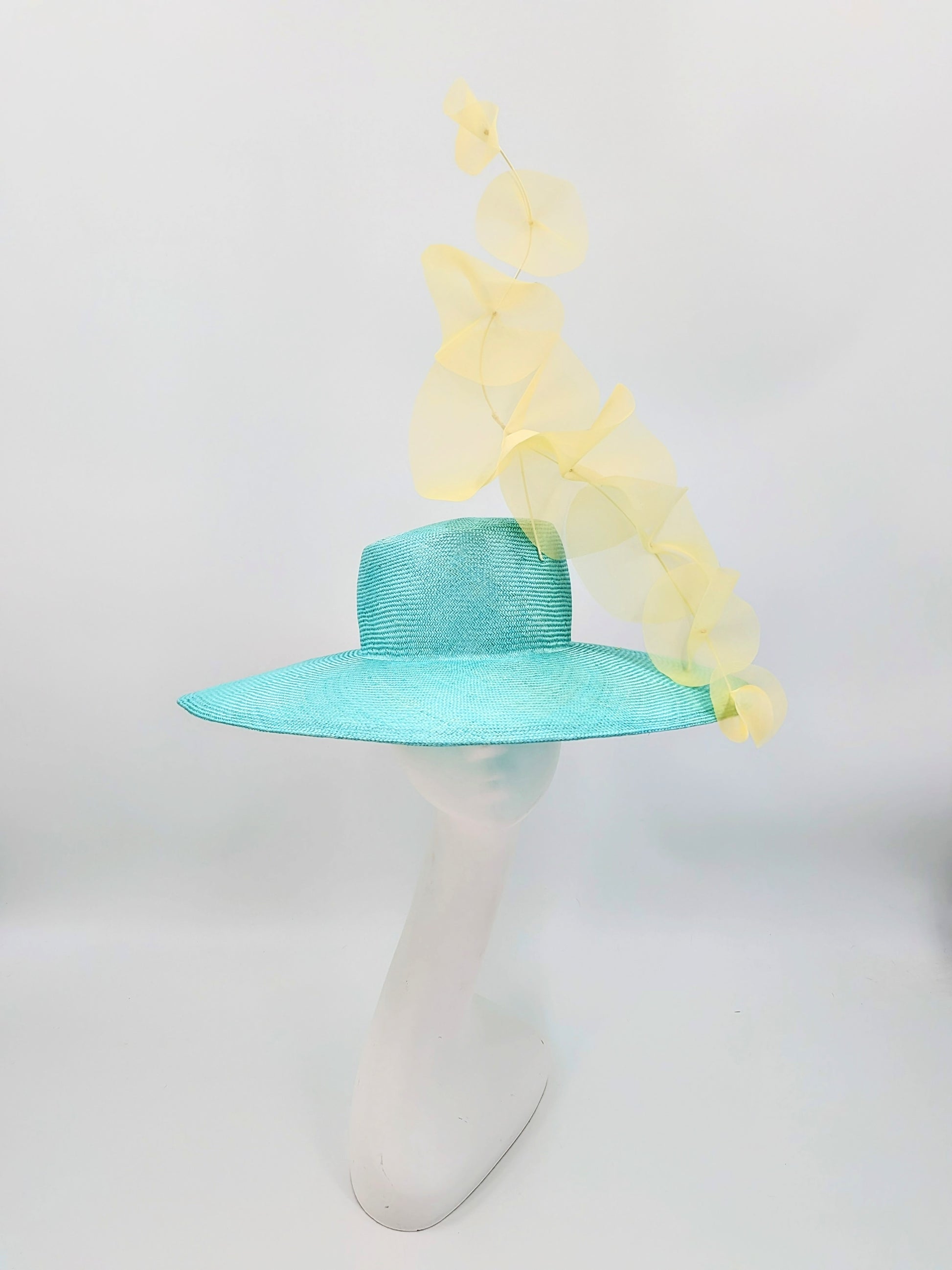 Find women’s Kentucky Derby hats at Hat Haven Millinery, specializing in custom Derby hats, artisan millinery, and luxury race-day headwear.
